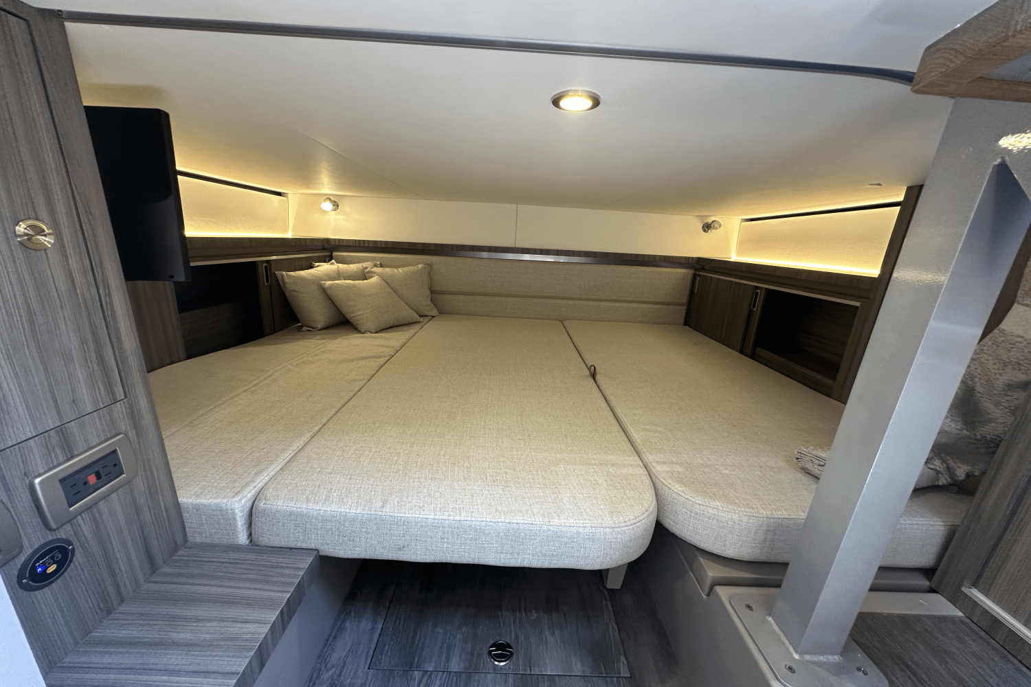 Slide: The Image of Sea Ray Sundancer 320 2025 - 31