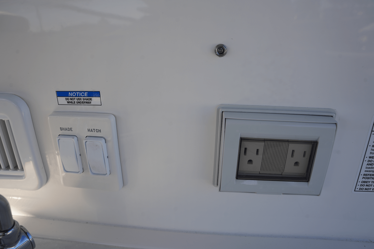 Slide: The Image of Sea Ray Sundancer 320 2025 - 31