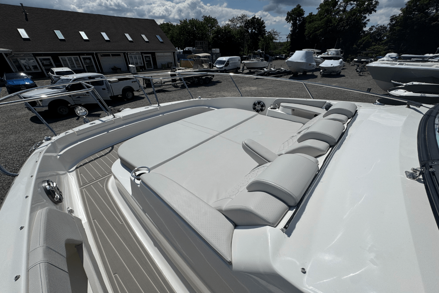 Slide: The Image of Sea Ray Sundancer 320 2025 - 31