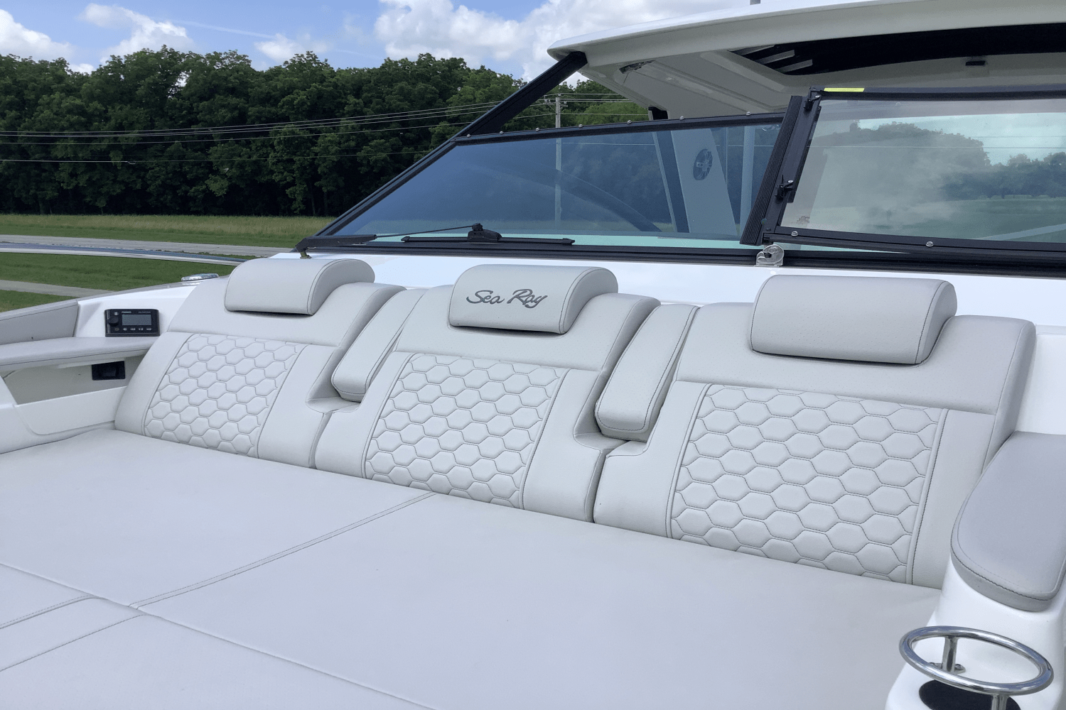 Slide: The Image of Sea Ray Sundancer 320 2025 - 32