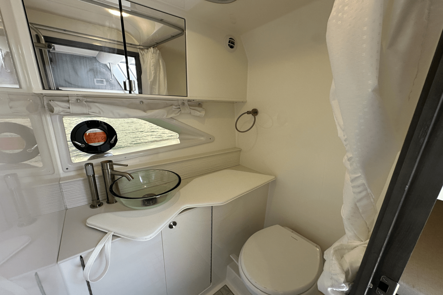 Slide: The Image of Sea Ray Sundancer 320 2025 - 32