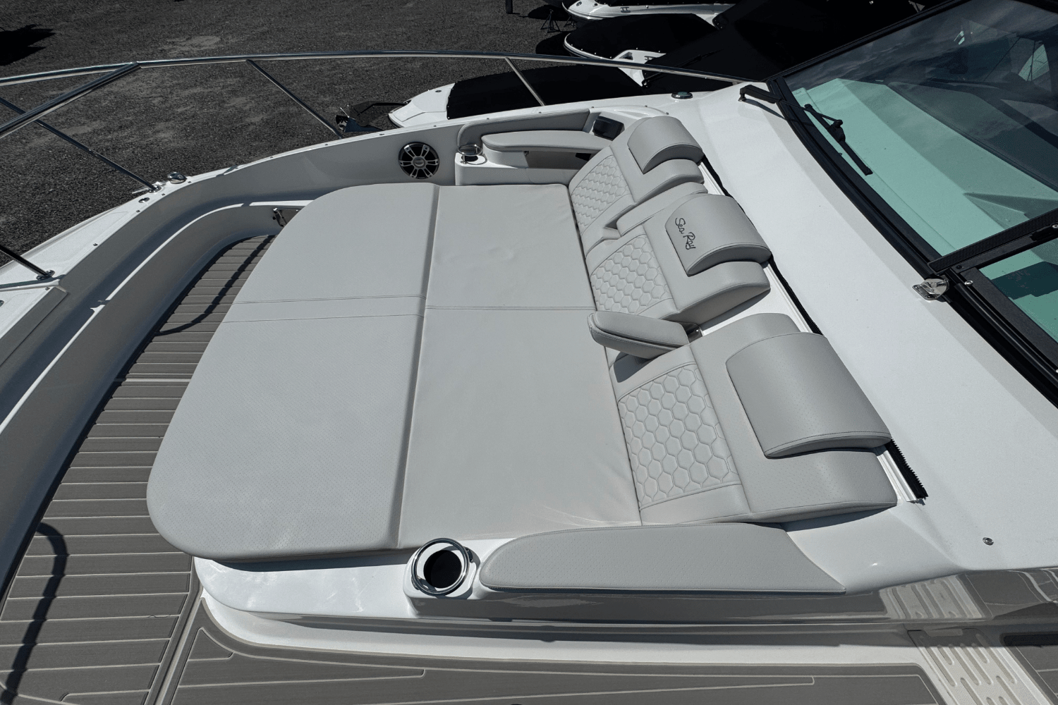Slide: The Image of Sea Ray Sundancer 320 2025 - 32