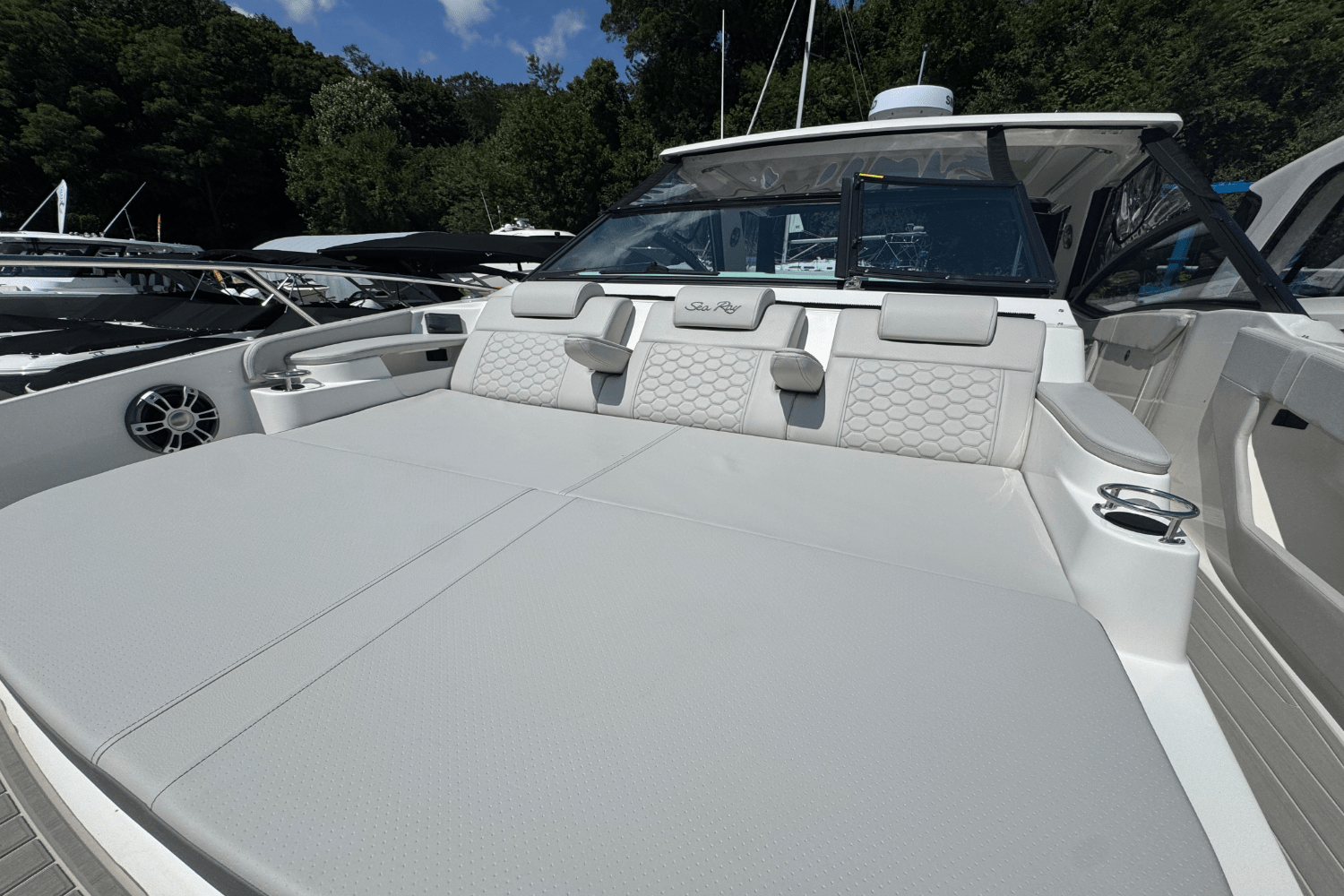 Slide: The Image of Sea Ray Sundancer 320 2025 - 33