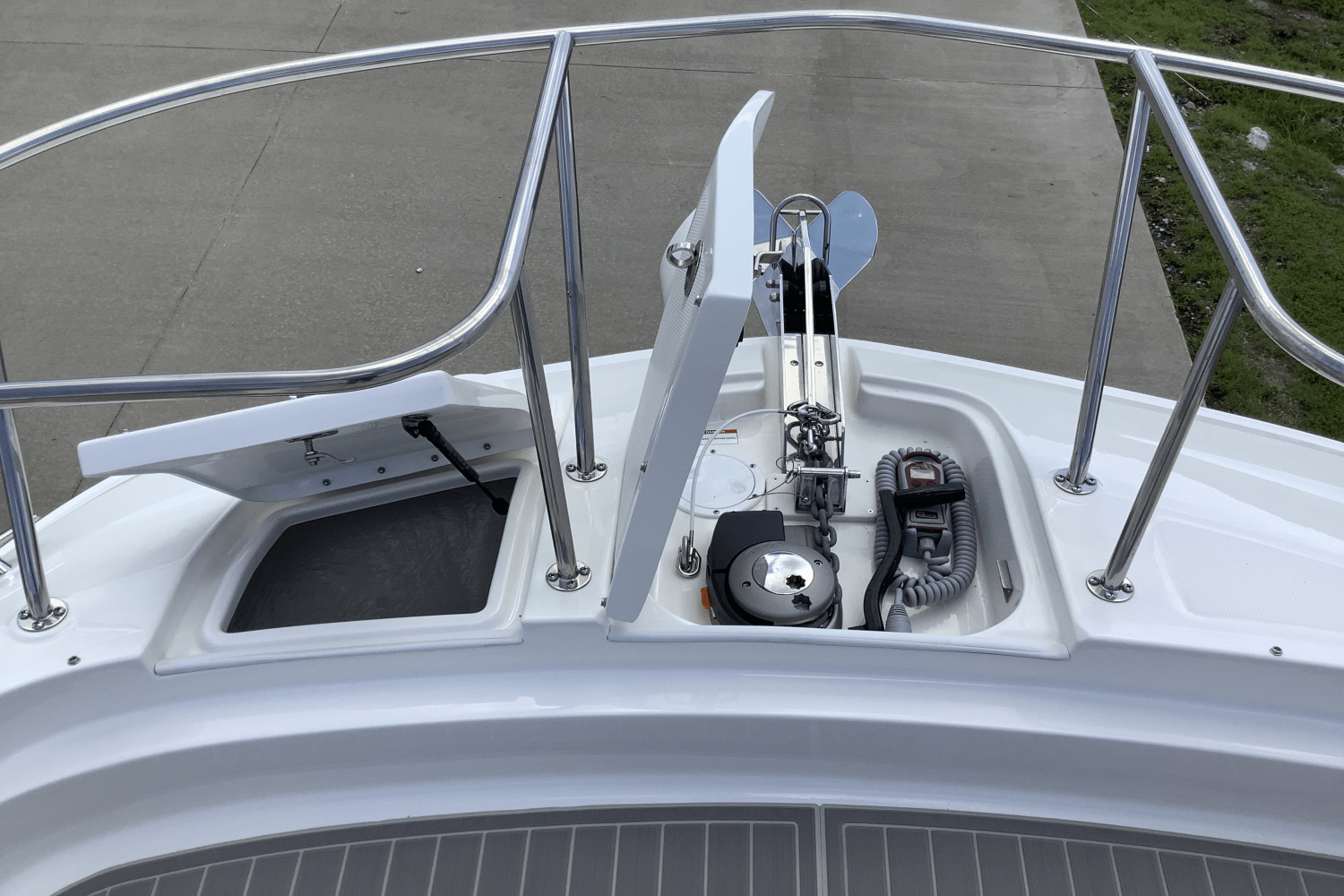 Slide: The Image of Sea Ray Sundancer 320 2025 - 33