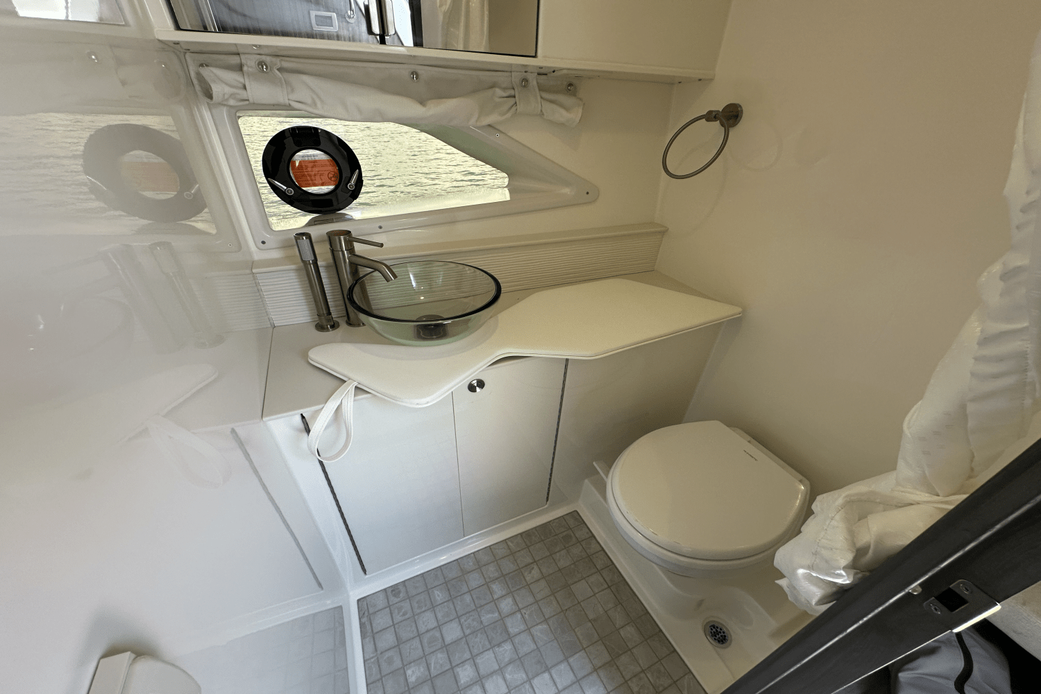 Slide: The Image of Sea Ray Sundancer 320 2025 - 33