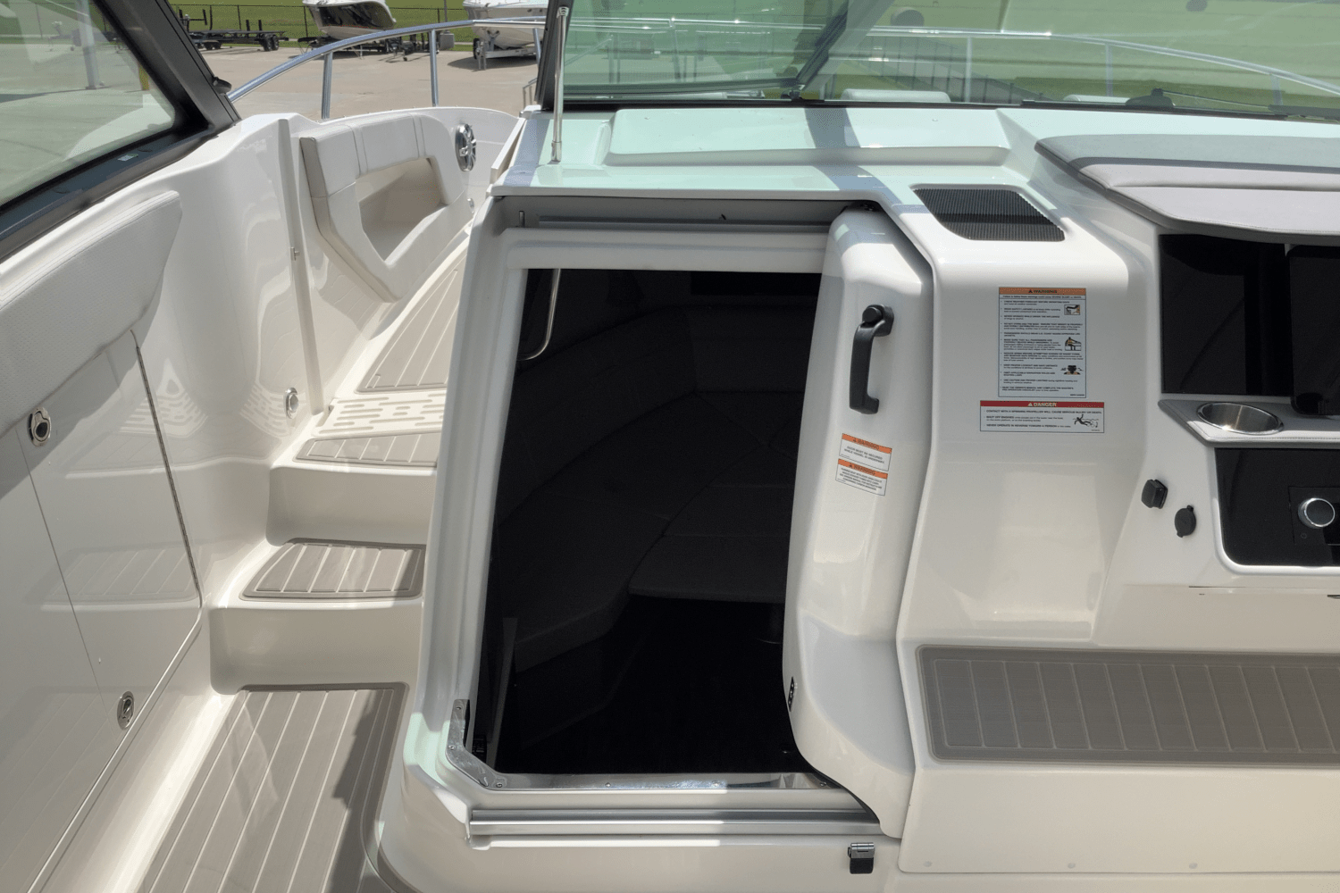 Slide: The Image of Sea Ray Sundancer 320 2025 - 34