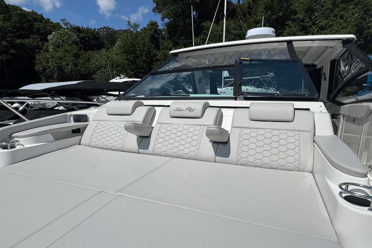 Slide: The Image of Sea Ray Sundancer 320 2025 - 34