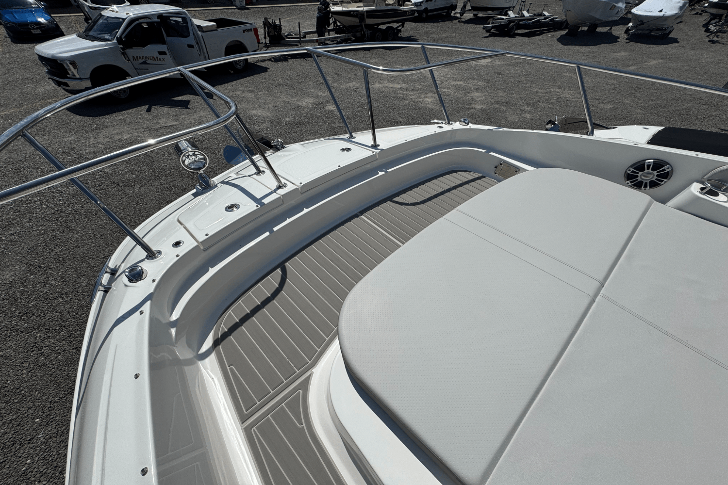 Slide: The Image of Sea Ray Sundancer 320 2025 - 35