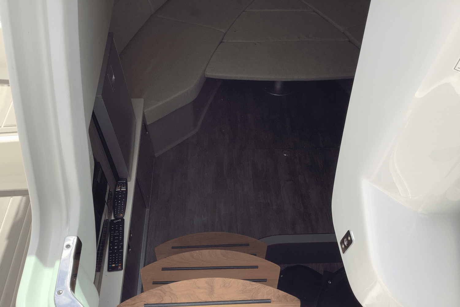 Slide: The Image of Sea Ray Sundancer 320 2025 - 35