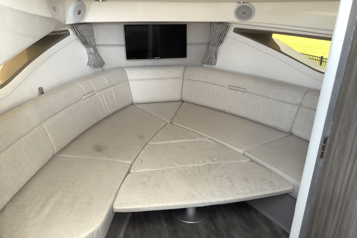Slide: The Image of Sea Ray Sundancer 320 2025 - 36
