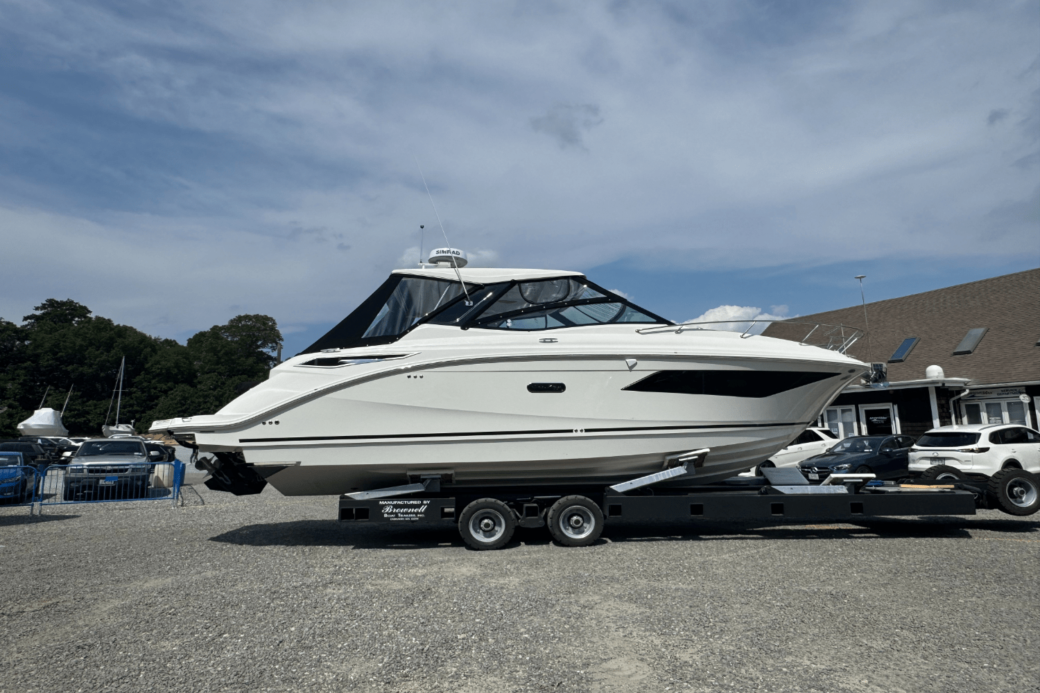 Slide: The Image of Sea Ray Sundancer 320 2025 - 37