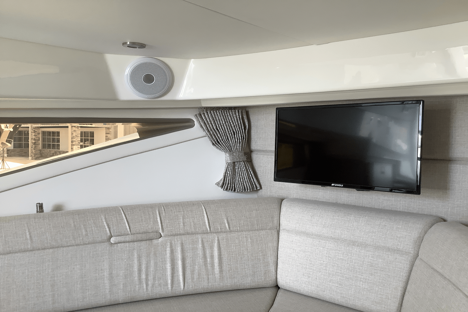 Slide: The Image of Sea Ray Sundancer 320 2025 - 37