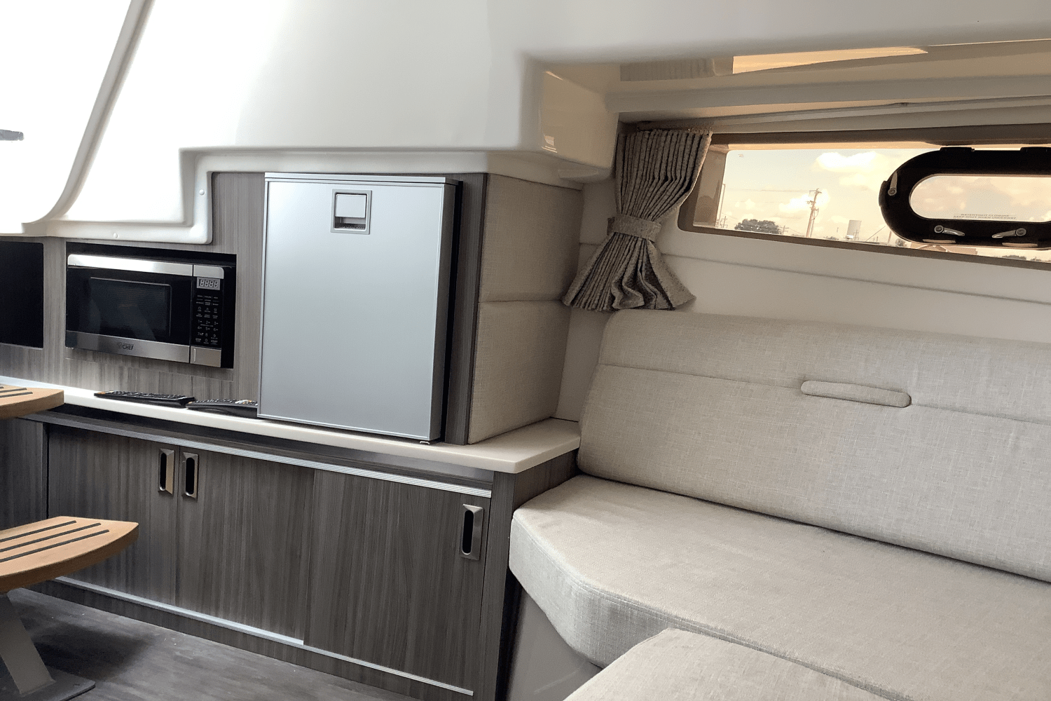 Slide: The Image of Sea Ray Sundancer 320 2025 - 38