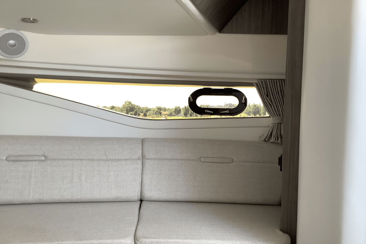 Slide: The Image of Sea Ray Sundancer 320 2025 - 39