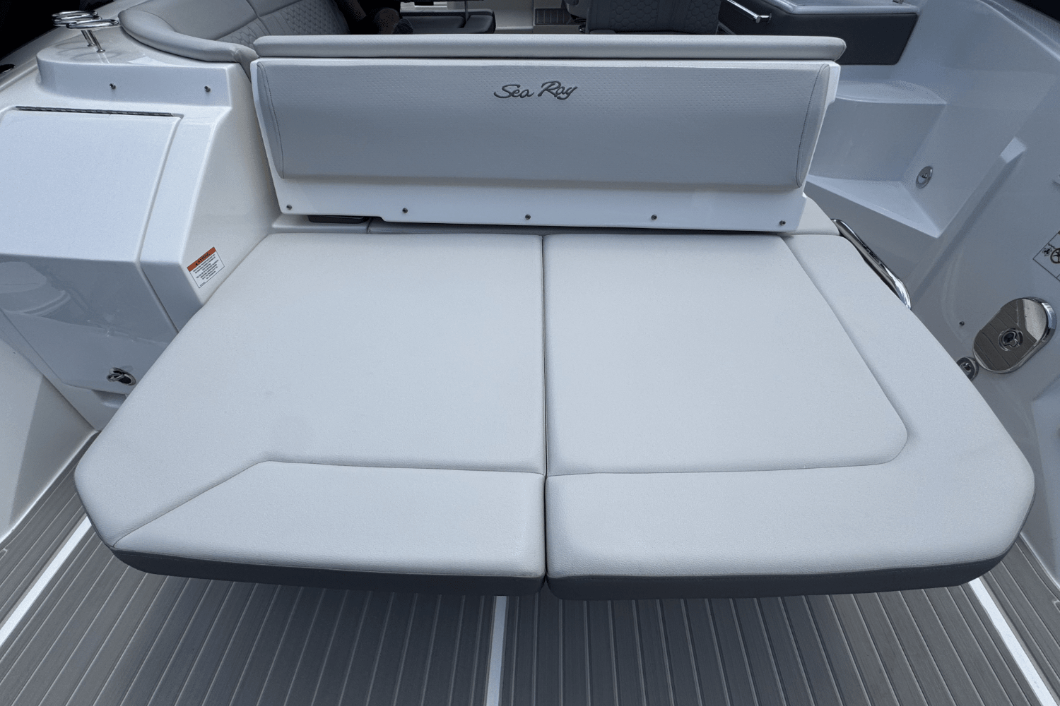 Slide: The Image of Sea Ray Sundancer 320 2025 - 4