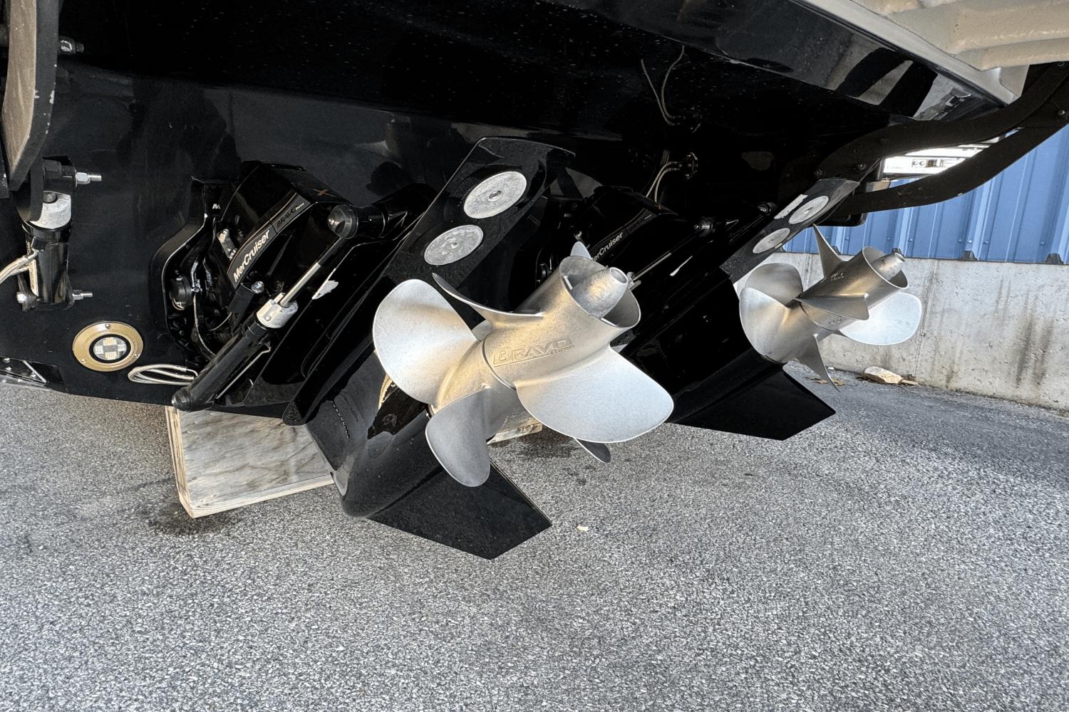 Slide: The Image of Sea Ray Sundancer 320 2025 - 4