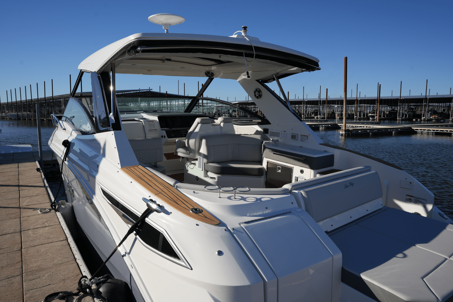 Slide: The Image of Sea Ray Sundancer 320 2025 - 4