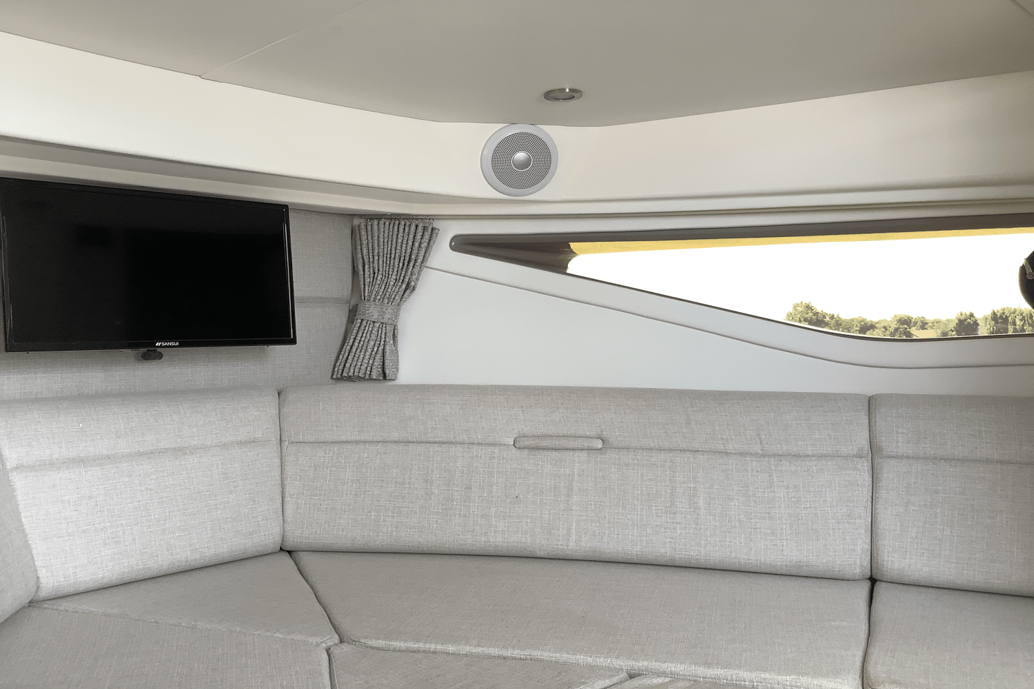 Slide: The Image of Sea Ray Sundancer 320 2025 - 40