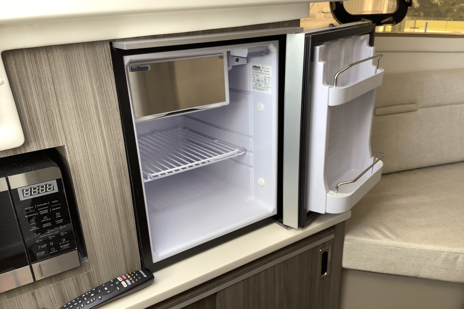 Slide: The Image of Sea Ray Sundancer 320 2025 - 41