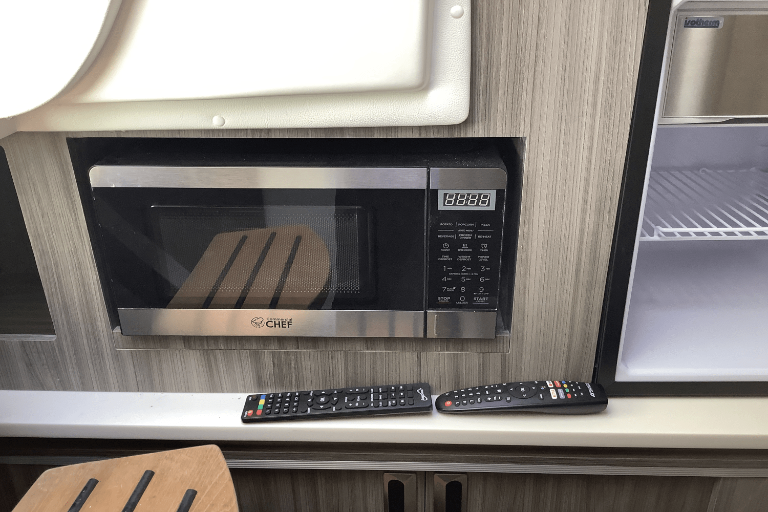 Slide: The Image of Sea Ray Sundancer 320 2025 - 42