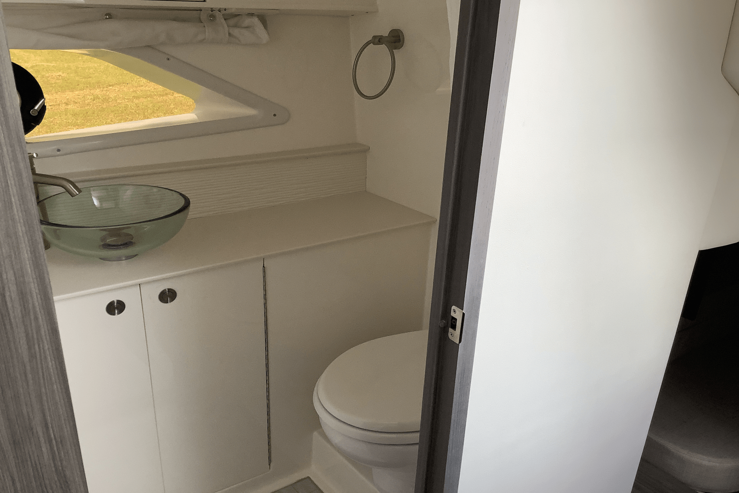 Slide: The Image of Sea Ray Sundancer 320 2025 - 43