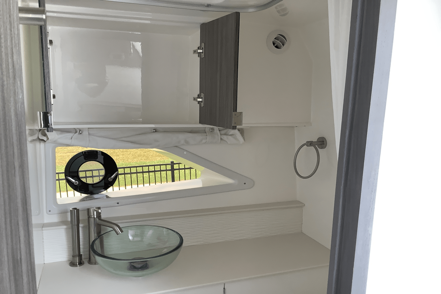 Slide: The Image of Sea Ray Sundancer 320 2025 - 44