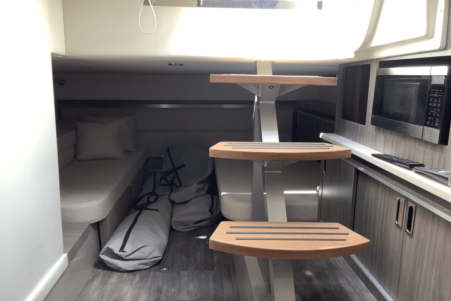 Slide: The Image of Sea Ray Sundancer 320 2025 - 45