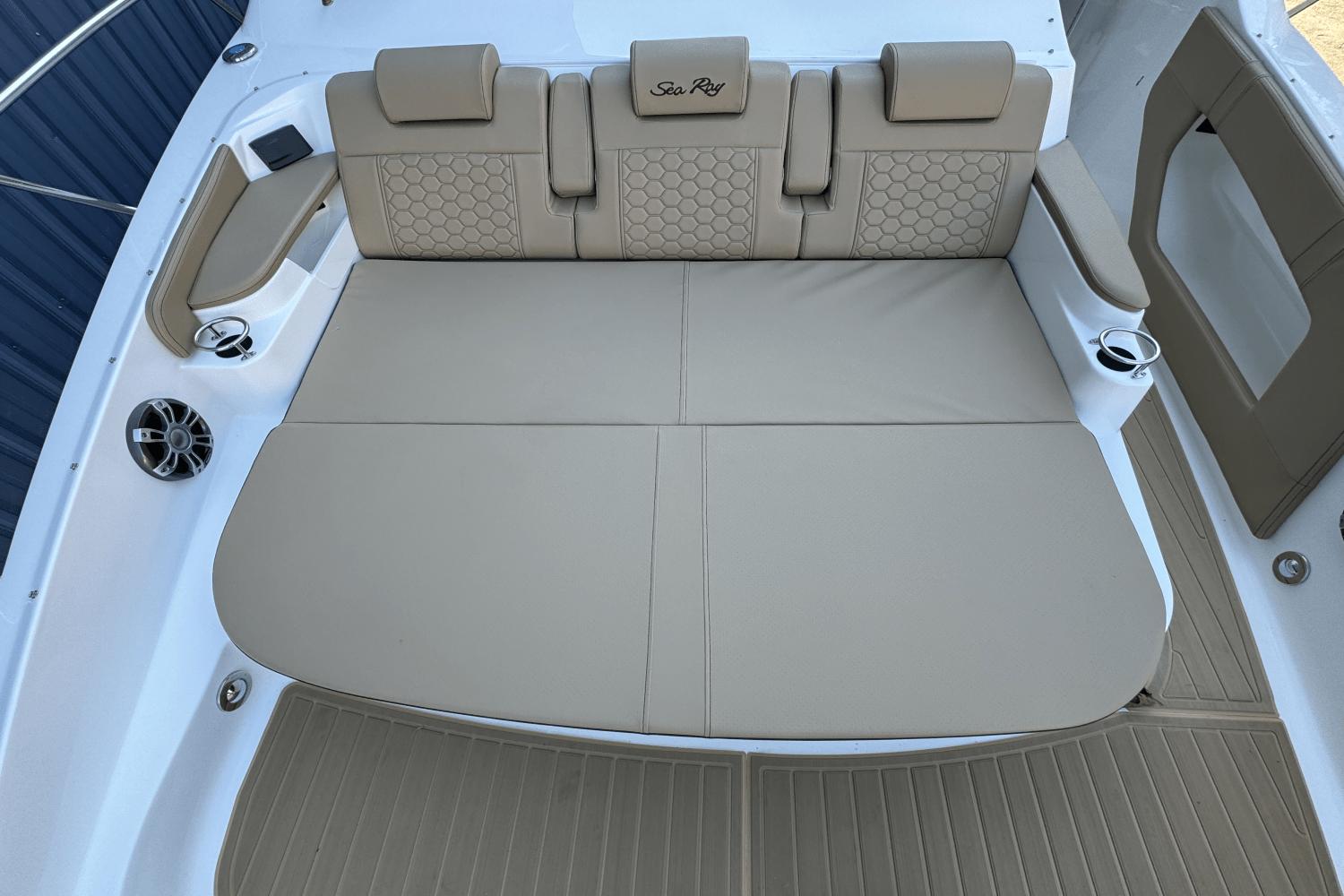 Slide: The Image of Sea Ray Sundancer 320 2025 - 5