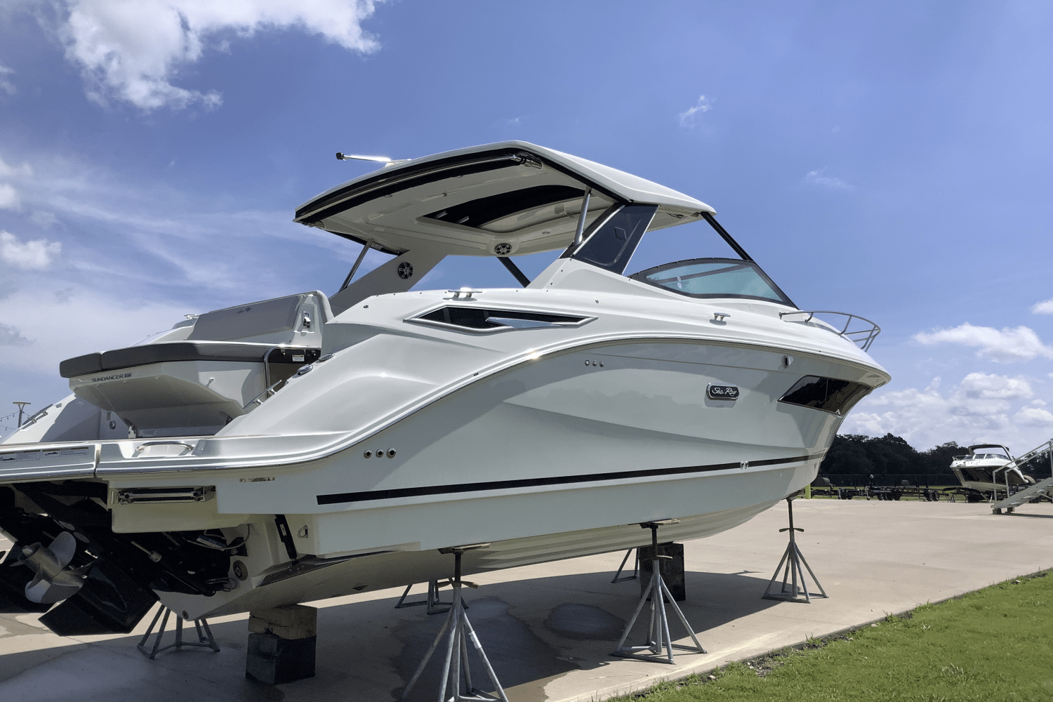 Slide: The Image of Sea Ray Sundancer 320 2025 - 5