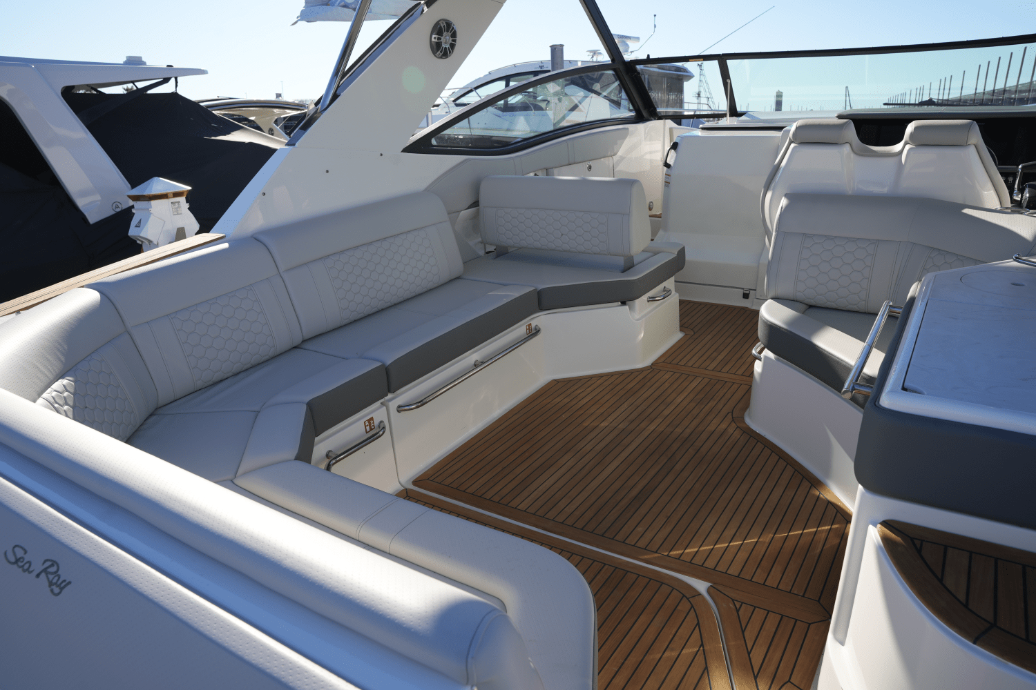 Slide: The Image of Sea Ray Sundancer 320 2025 - 6