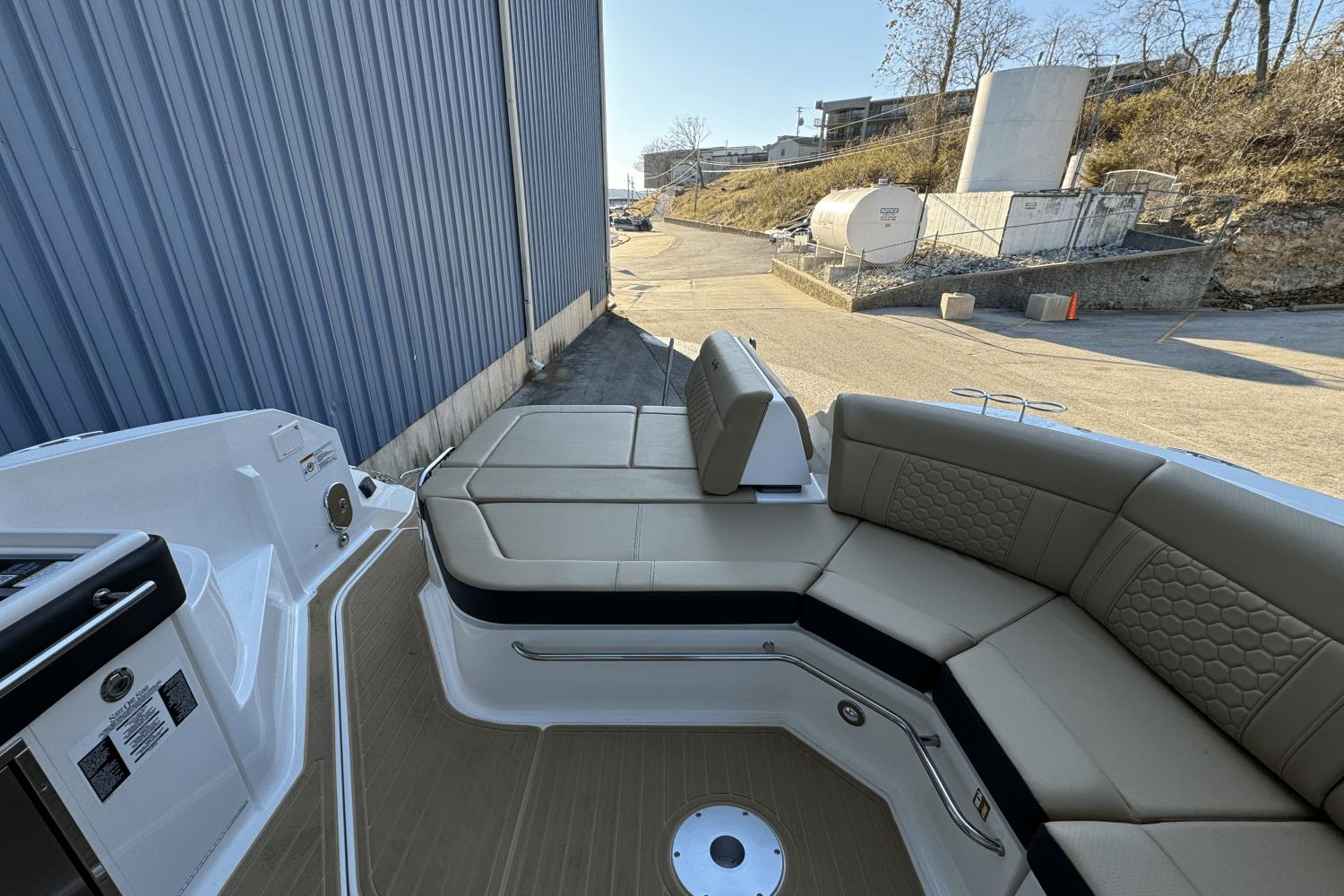 Slide: The Image of Sea Ray Sundancer 320 2025 - 6