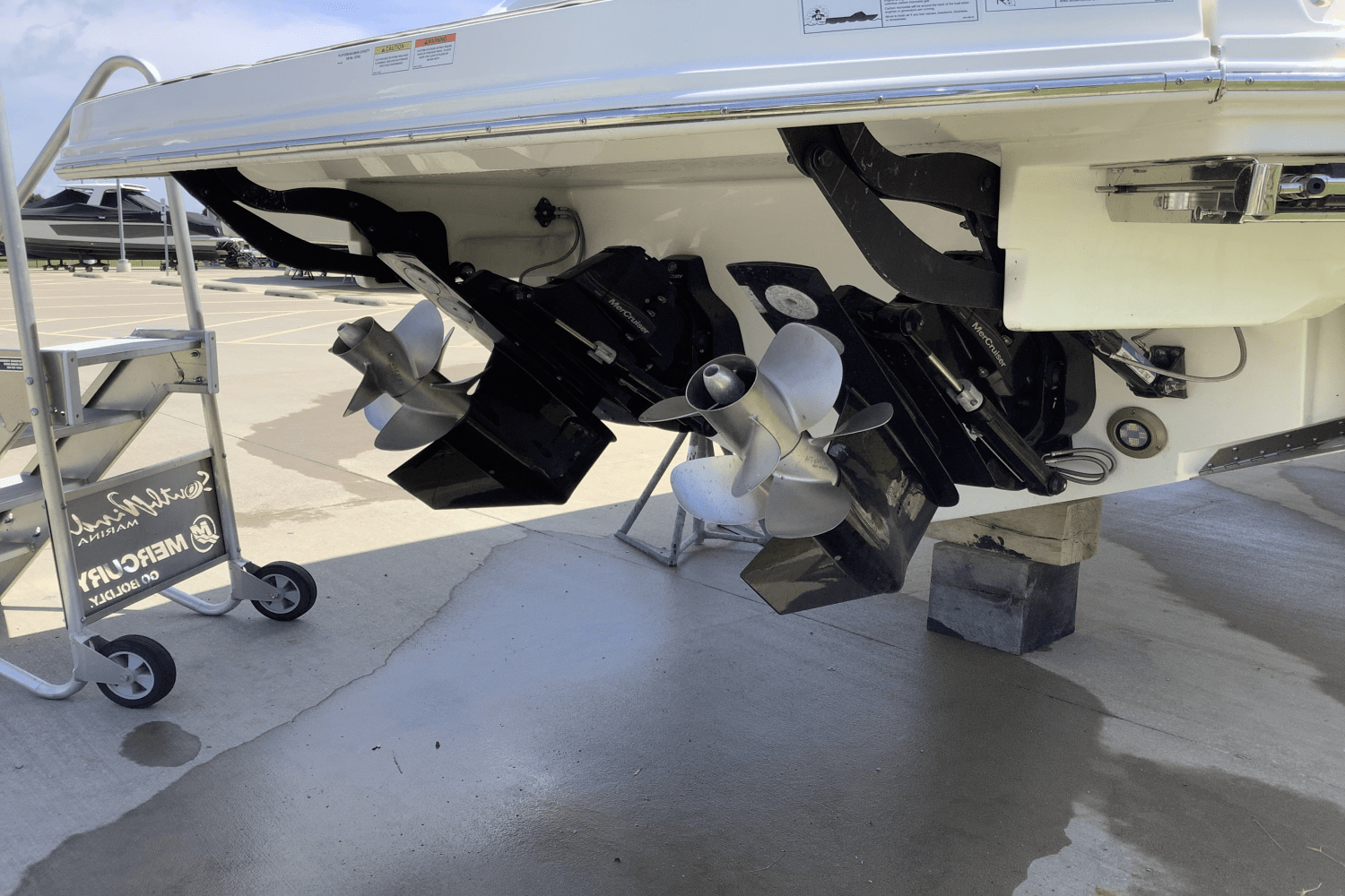 Slide: The Image of Sea Ray Sundancer 320 2025 - 6