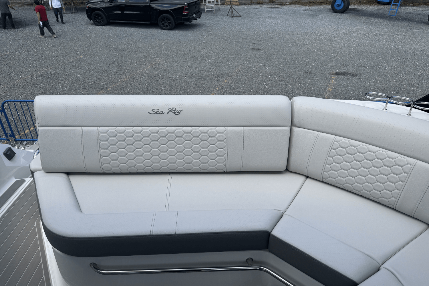 Slide: The Image of Sea Ray Sundancer 320 2025 - 6
