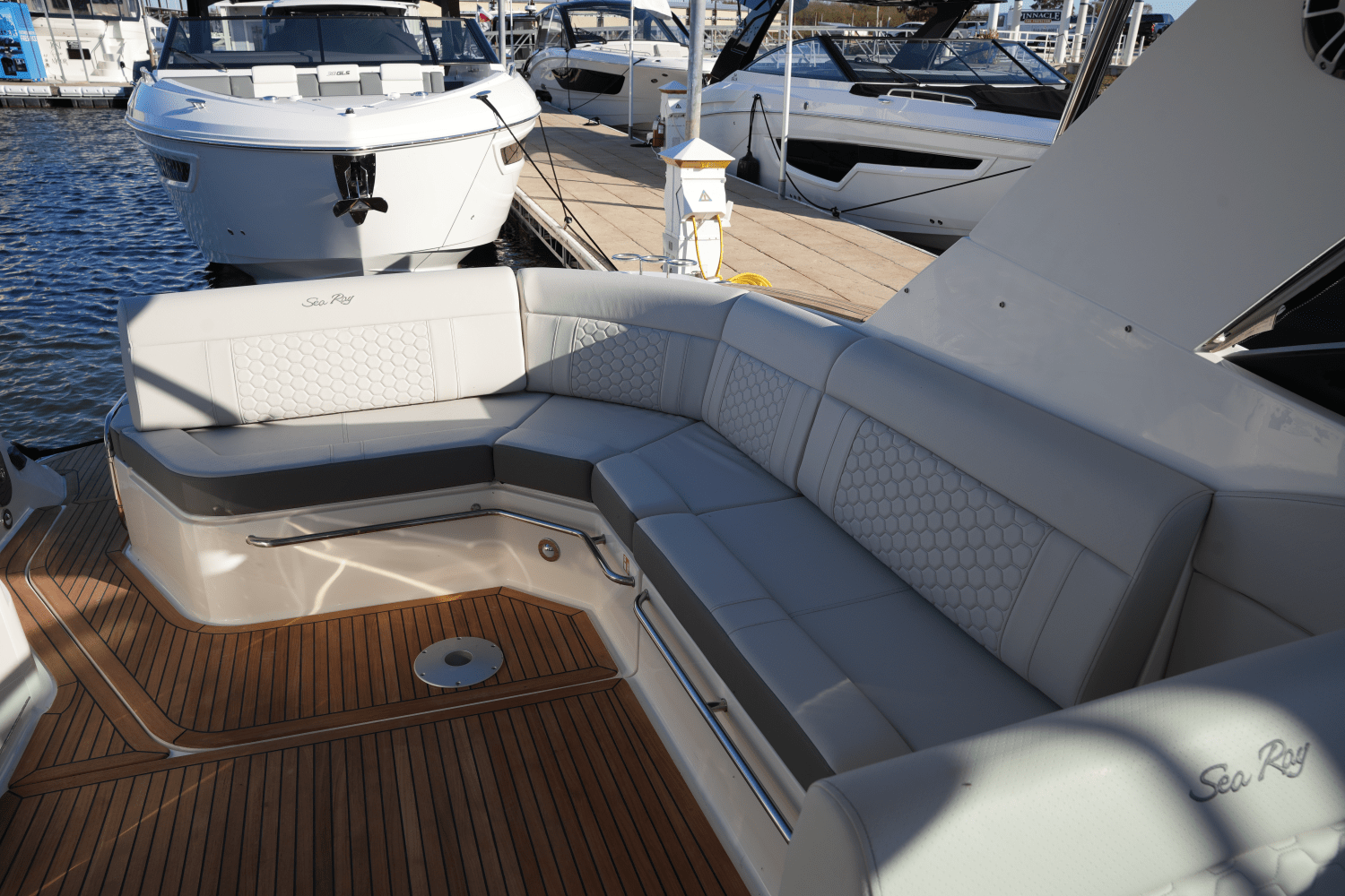 Slide: The Image of Sea Ray Sundancer 320 2025 - 7