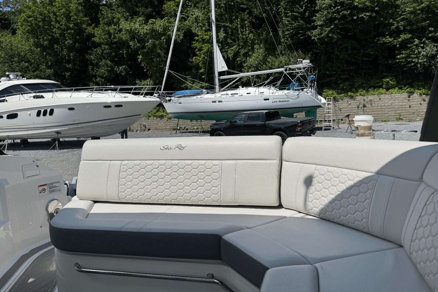 Slide: The Image of Sea Ray Sundancer 320 2025 - 7