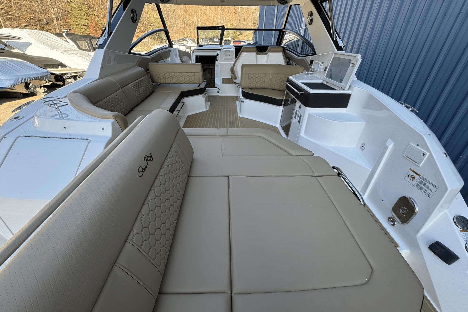Slide: The Image of Sea Ray Sundancer 320 2025 - 7
