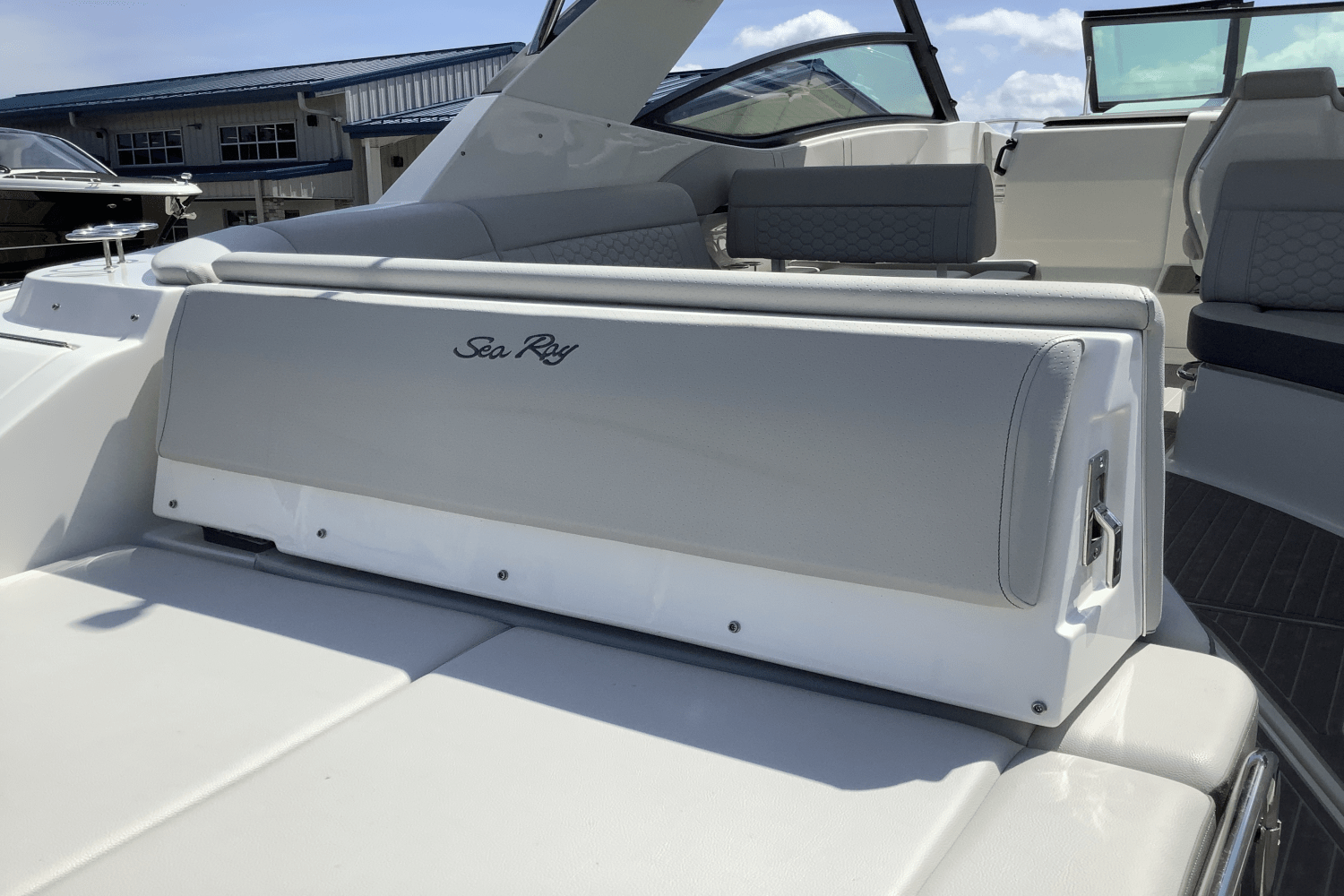 Slide: The Image of Sea Ray Sundancer 320 2025 - 7