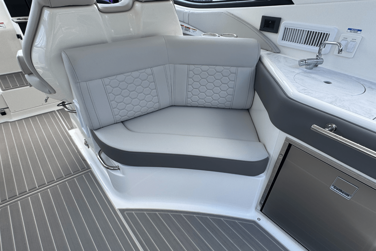 Slide: The Image of Sea Ray Sundancer 320 2025 - 8