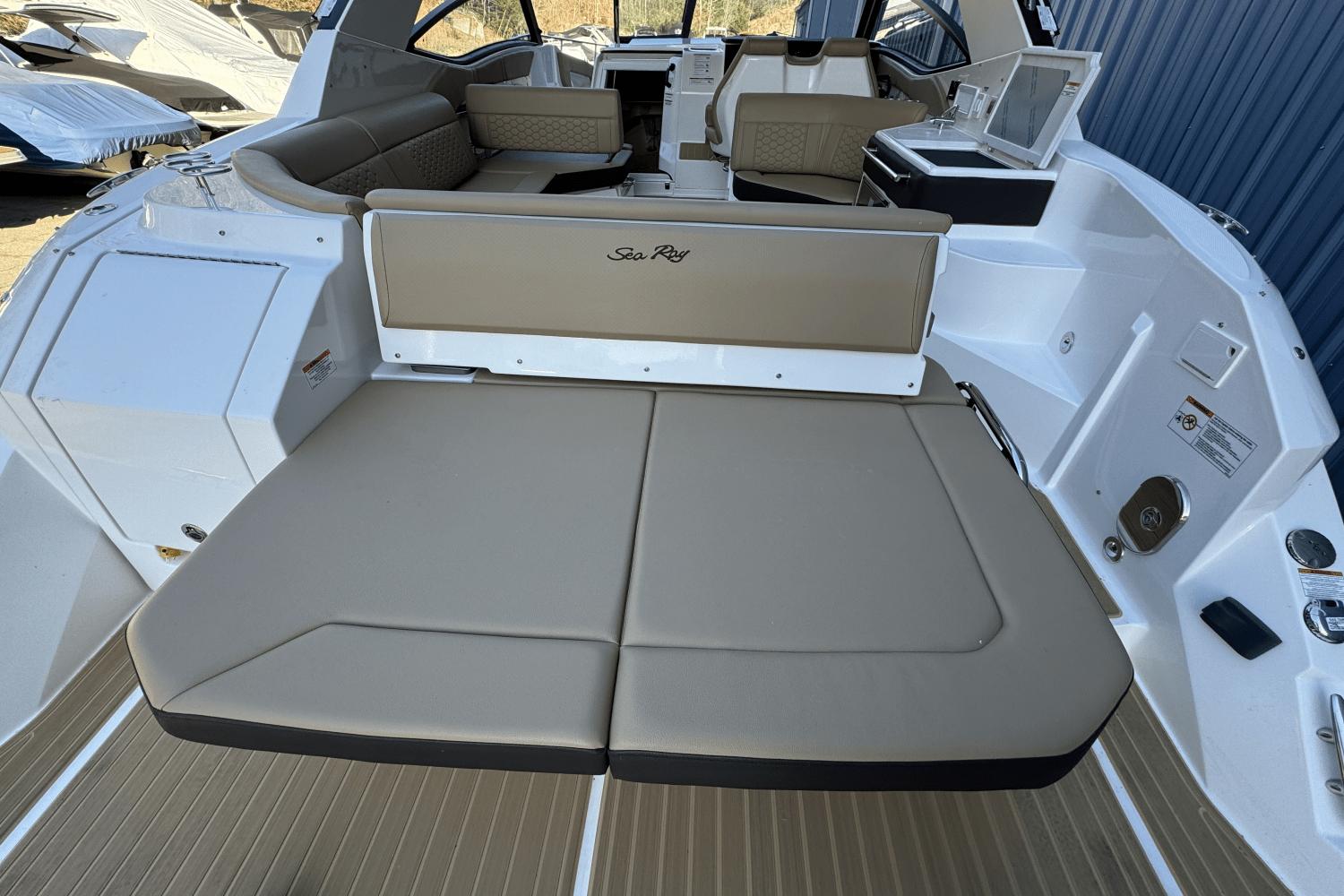 Slide: The Image of Sea Ray Sundancer 320 2025 - 8