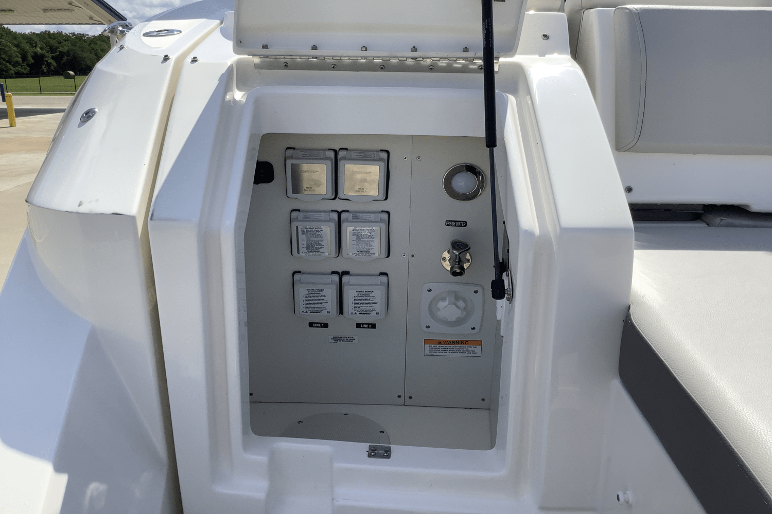 Slide: The Image of Sea Ray Sundancer 320 2025 - 8