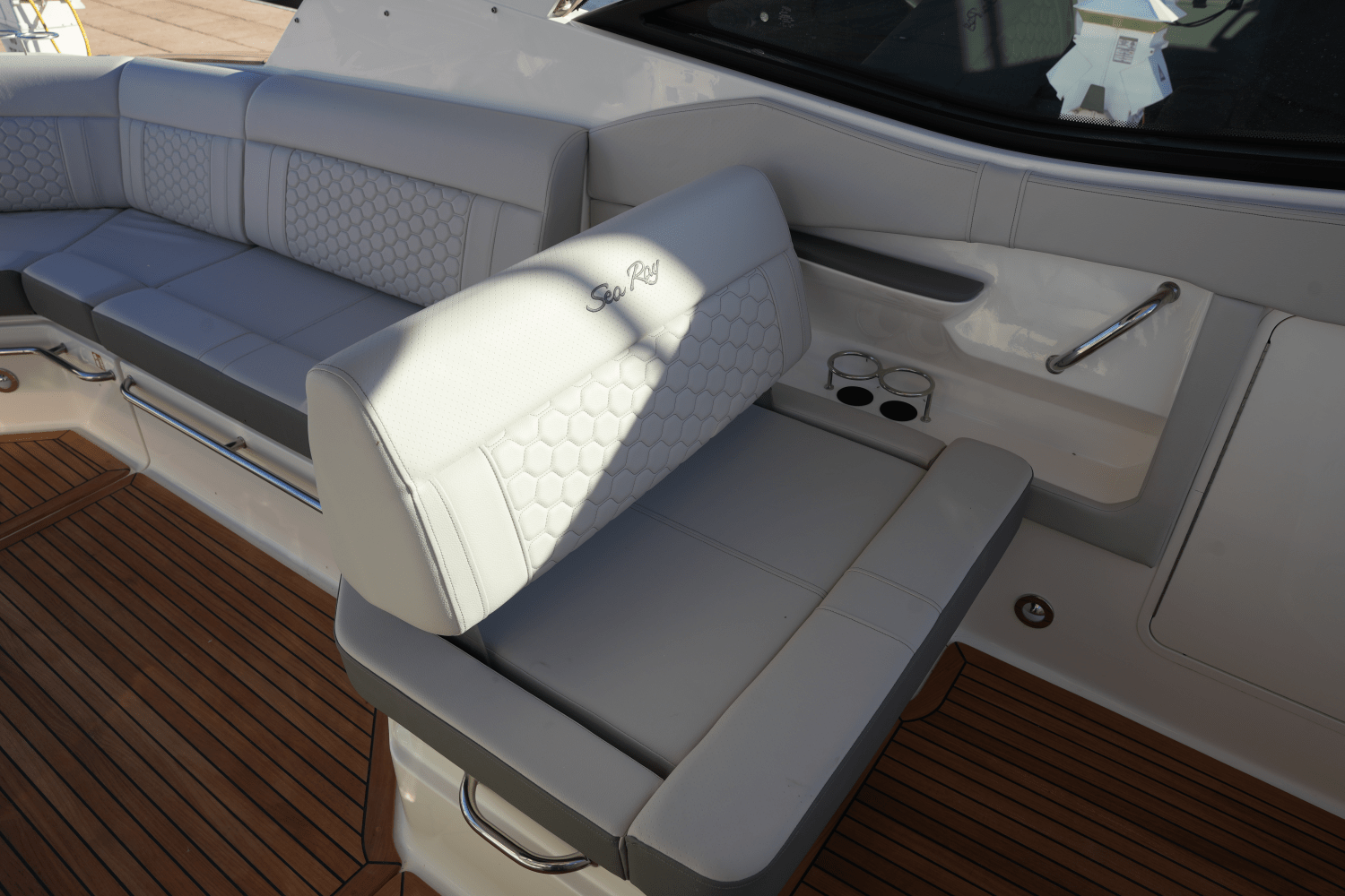 Slide: The Image of Sea Ray Sundancer 320 2025 - 8