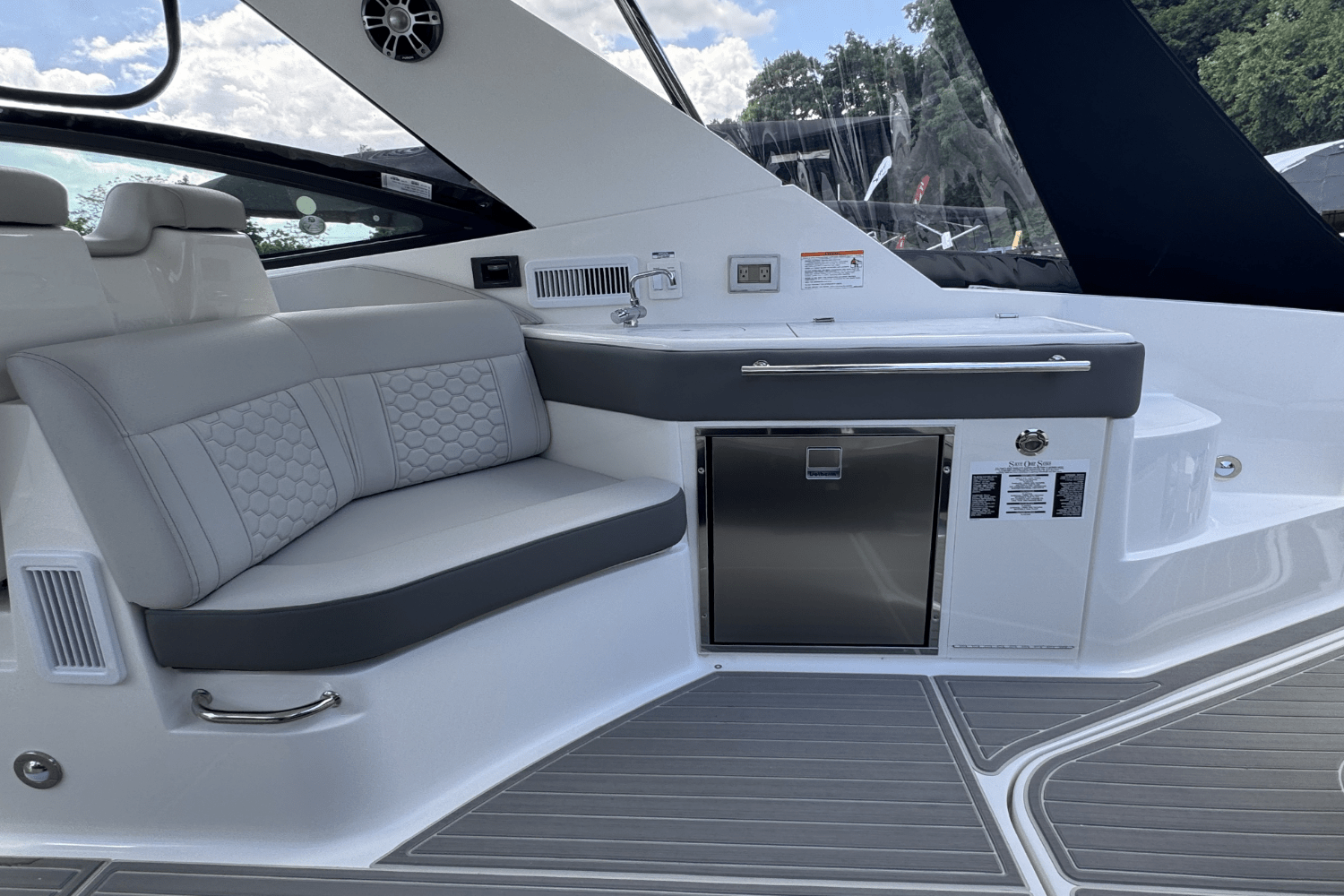 Slide: The Image of Sea Ray Sundancer 320 2025 - 9