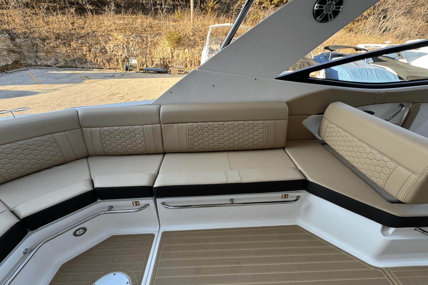 Slide: The Image of Sea Ray Sundancer 320 2025 - 9