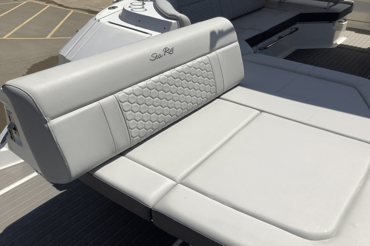 Slide: The Image of Sea Ray Sundancer 320 2025 - 9