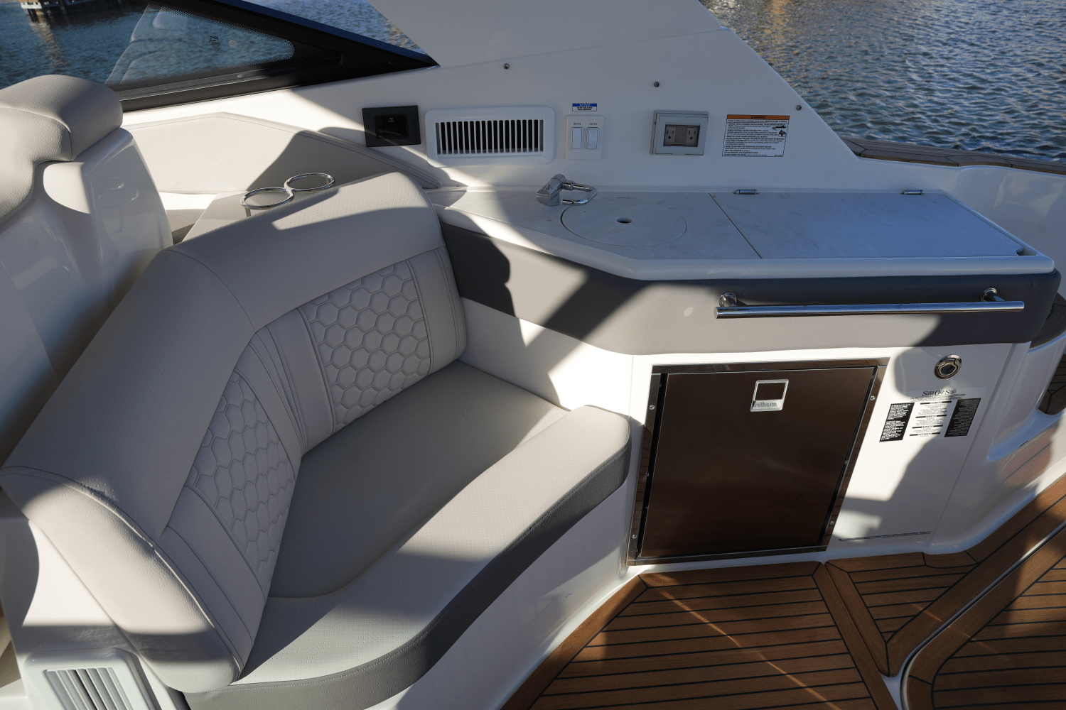 Slide: The Image of Sea Ray Sundancer 320 2025 - 9