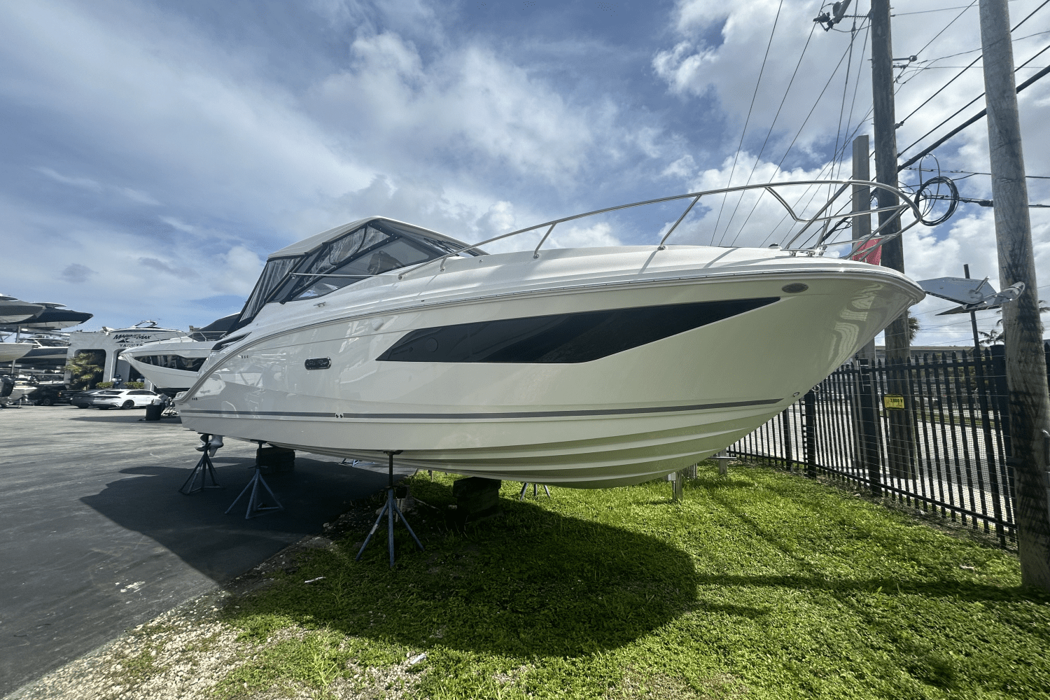 Slide: The Image of Sea Ray Sundancer 320 Outboard 2025 - 0