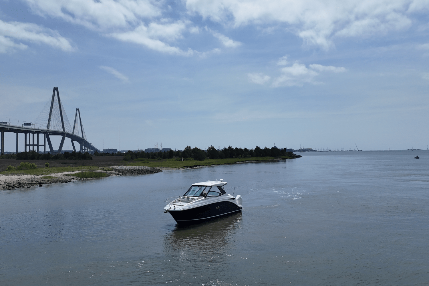 Slide: The Image of Sea Ray Sundancer 320 Outboard 2025 - 1
