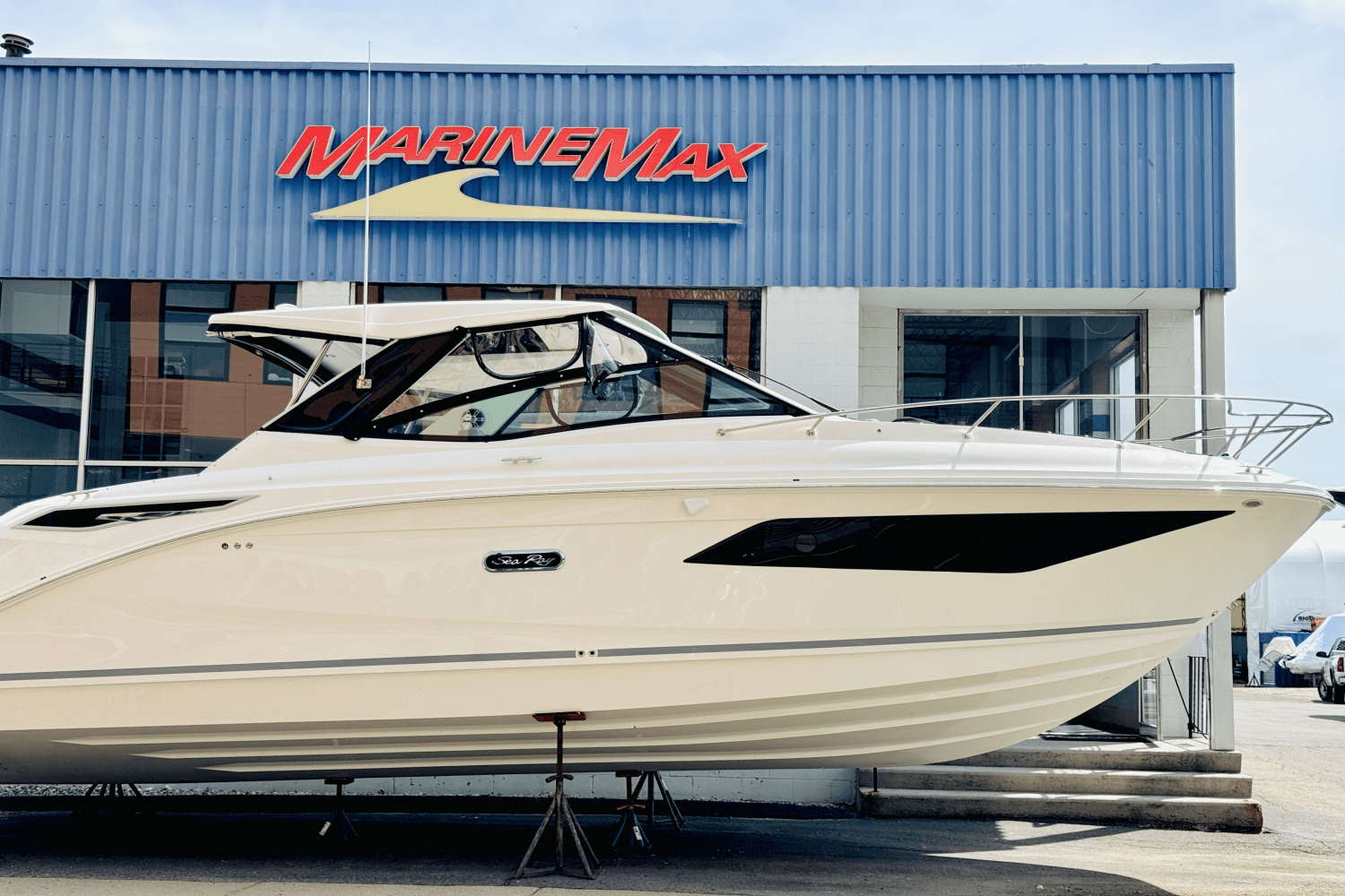 Slide: The Image of Sea Ray Sundancer 320 Outboard 2025 - 1