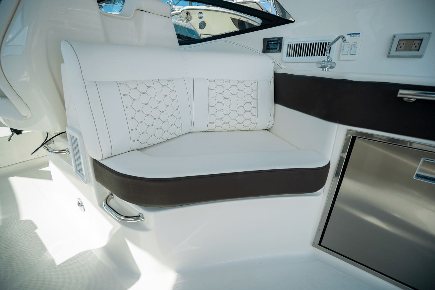 Slide: The Image of Sea Ray Sundancer 320 Outboard 2025 - 10