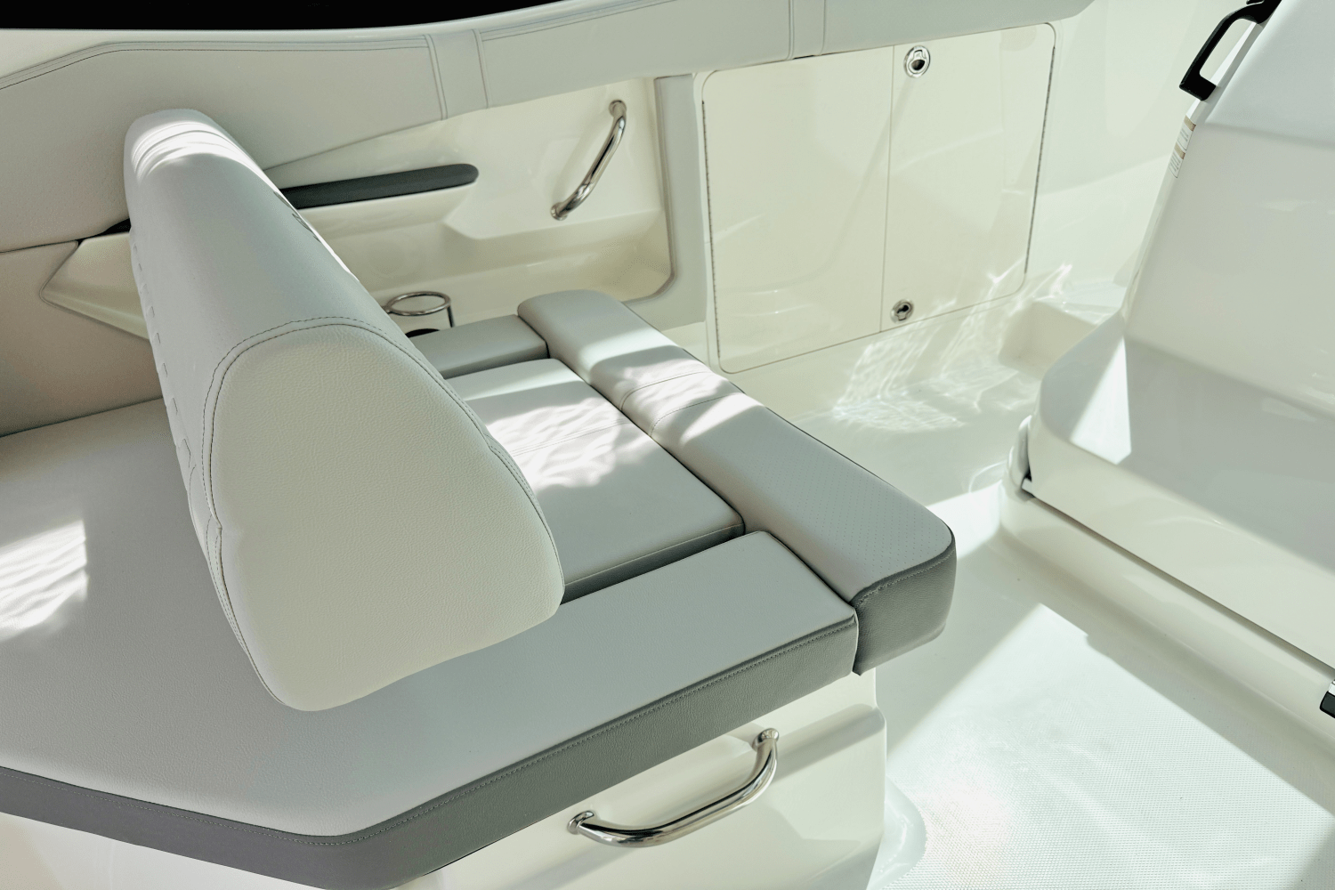 Slide: The Image of Sea Ray Sundancer 320 Outboard 2025 - 10